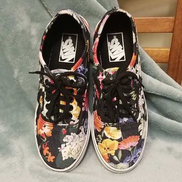 NWOT VANS Distressed Floral Canvas Lace Up Shoes - Picture 3 of 4